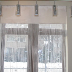 cortinas de filamentos na cozinha foto