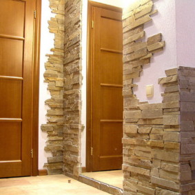 papel de parede e pedra decorativa no interior das idéias de design do corredor