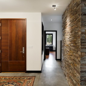wallpaper and decorative stone in the interior of the hallway ideas