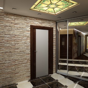 tapety a dekoratívny kameň v interiéri chodby