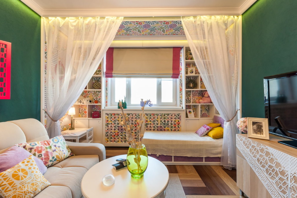 Ljusa gardiner i ett rum med ett barnområde