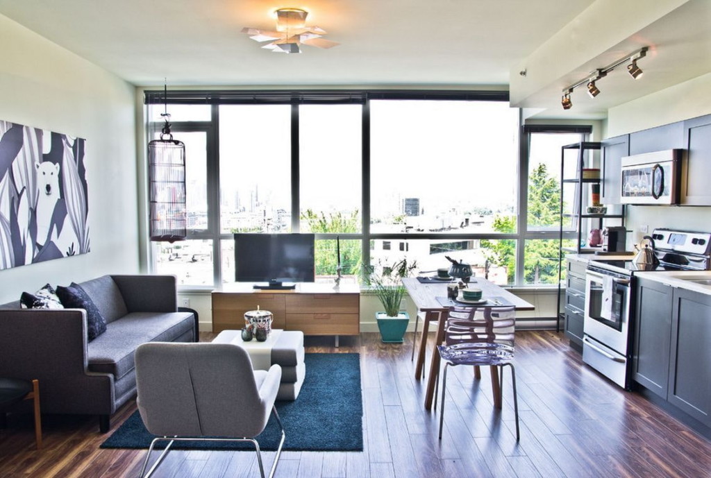 Ang muwebles sa isang apartment sa studio na may isang panoramic window