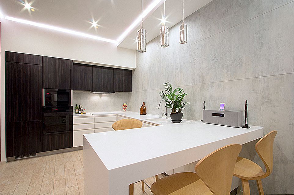 Il·luminació de la zona de la cuina en un apartament d'estudi