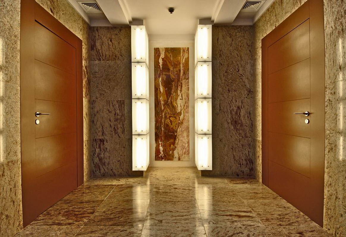 korytarz wykończony kamieniem