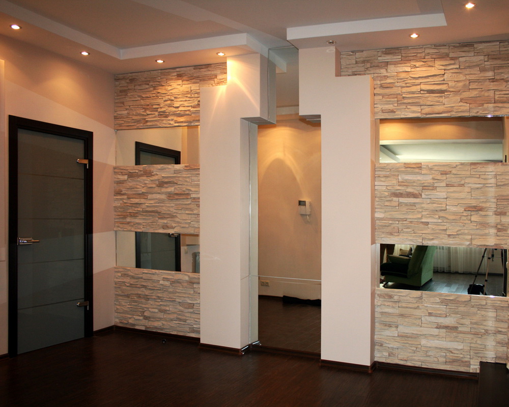 decoração do corredor com pedra decorativa e papel de parede