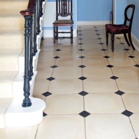 piastrelle per pavimento nella decorazione della foto del corridoio