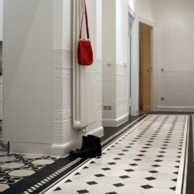podlahové dlaždice v nápadoch na výzdobu chodby
