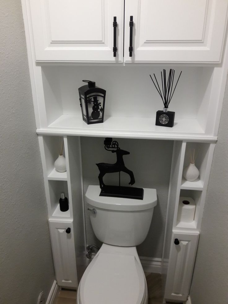 Regale über der Toilette in der Toilette eines Studio-Apartments