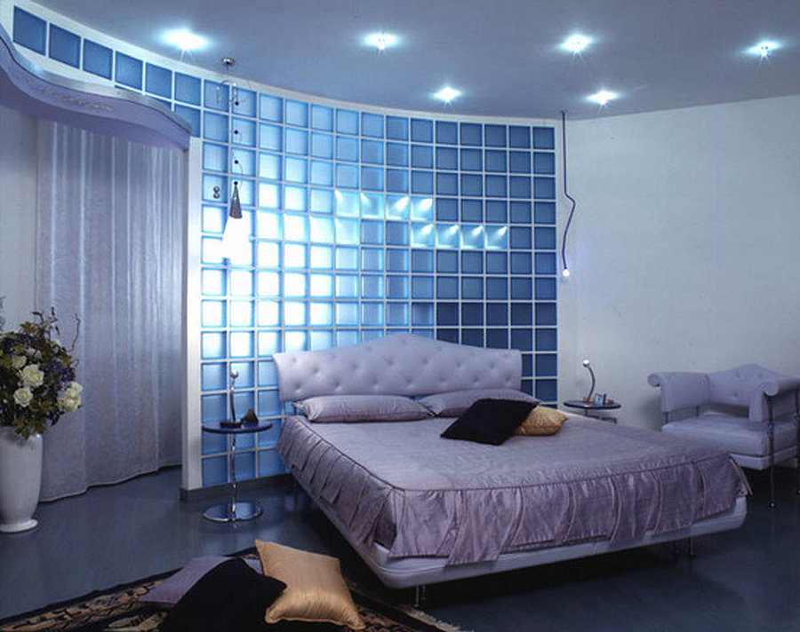 Bred seng på soverommet med glasspartisjon