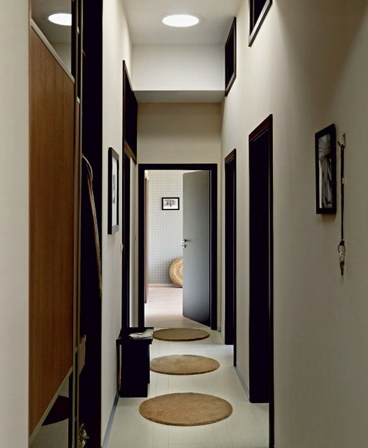 hành lang hẹp trong một ý tưởng căn hộ bảng điều khiển