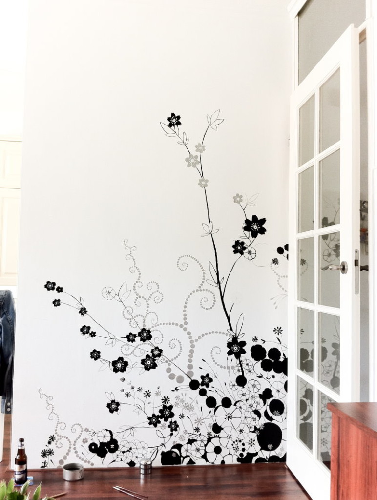 Blekk tegning på en hvit vegg i en leilighet