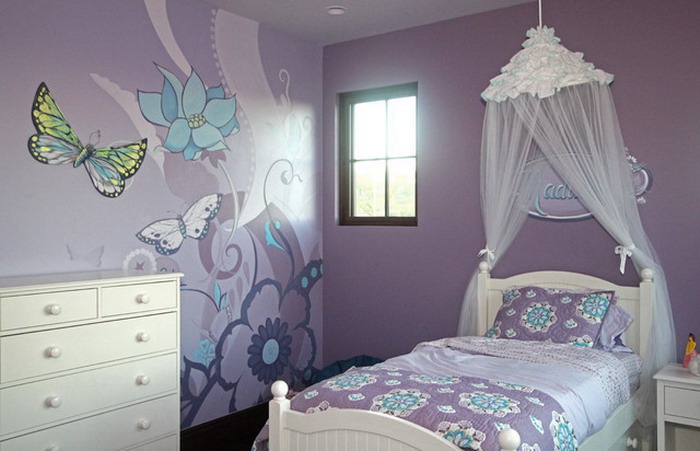 Пеперуди и цветя на стената на детската стая за момичето