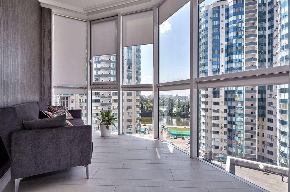Rullgardiner på balkongens panoramafönster i lägenheten