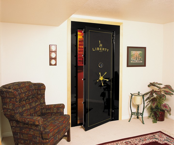 Drošas durvis moderna dzīvokļa gaitenī