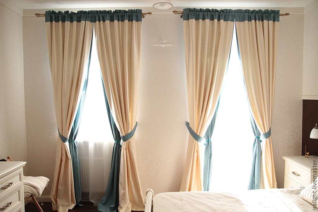 Soverom med gardiner på gardinene