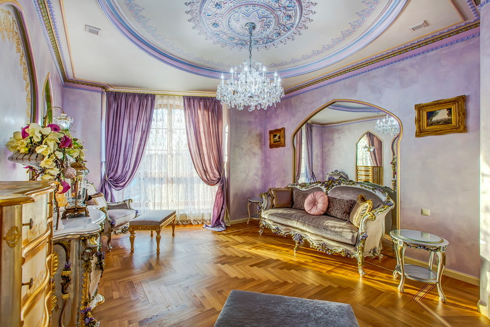 Klassiskt vardagsrum med lila gardiner