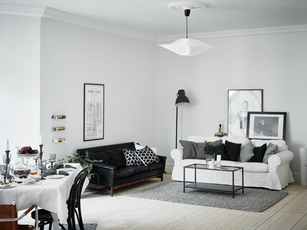 Fekete kanapé egy skandináv stílusú nappali