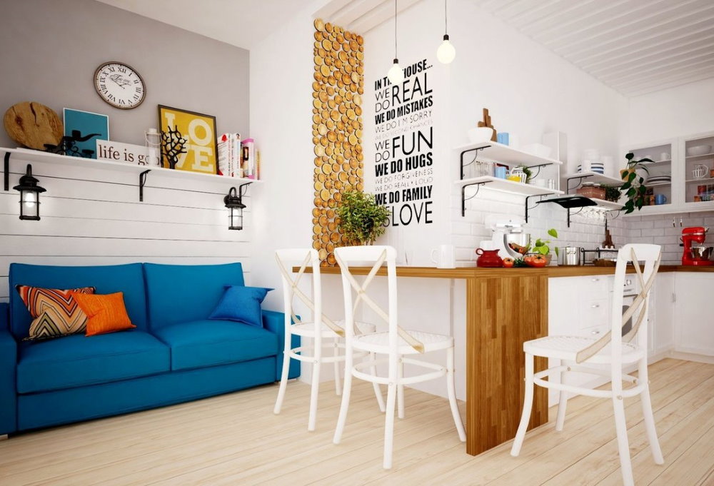 Balti koka krēsli skandināvu stila dzīvoklī