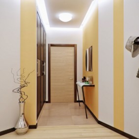 koridorda kiremit ve laminat kombinasyonu