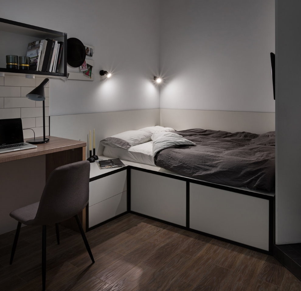 Podium de llit en un apartament d'estudi