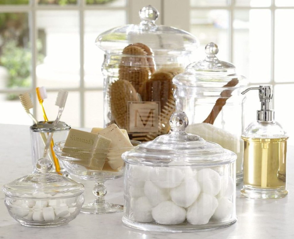 Potten van transparant glas in het interieur van de badkamer