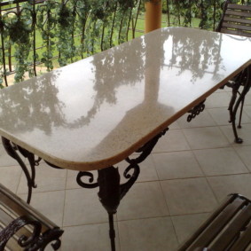 stôl z akrylového kameňa