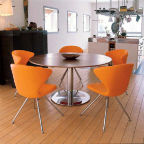 stalas ant vienos kojos virtuvės interjero idėjoms