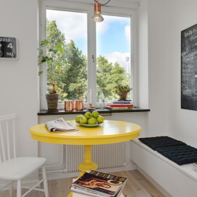 stalas ant vienos kojos, skirtas virtuvės nuotraukų galimybėms