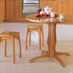 stôl na jednej nohe pre možnosti fotografií z kuchyne