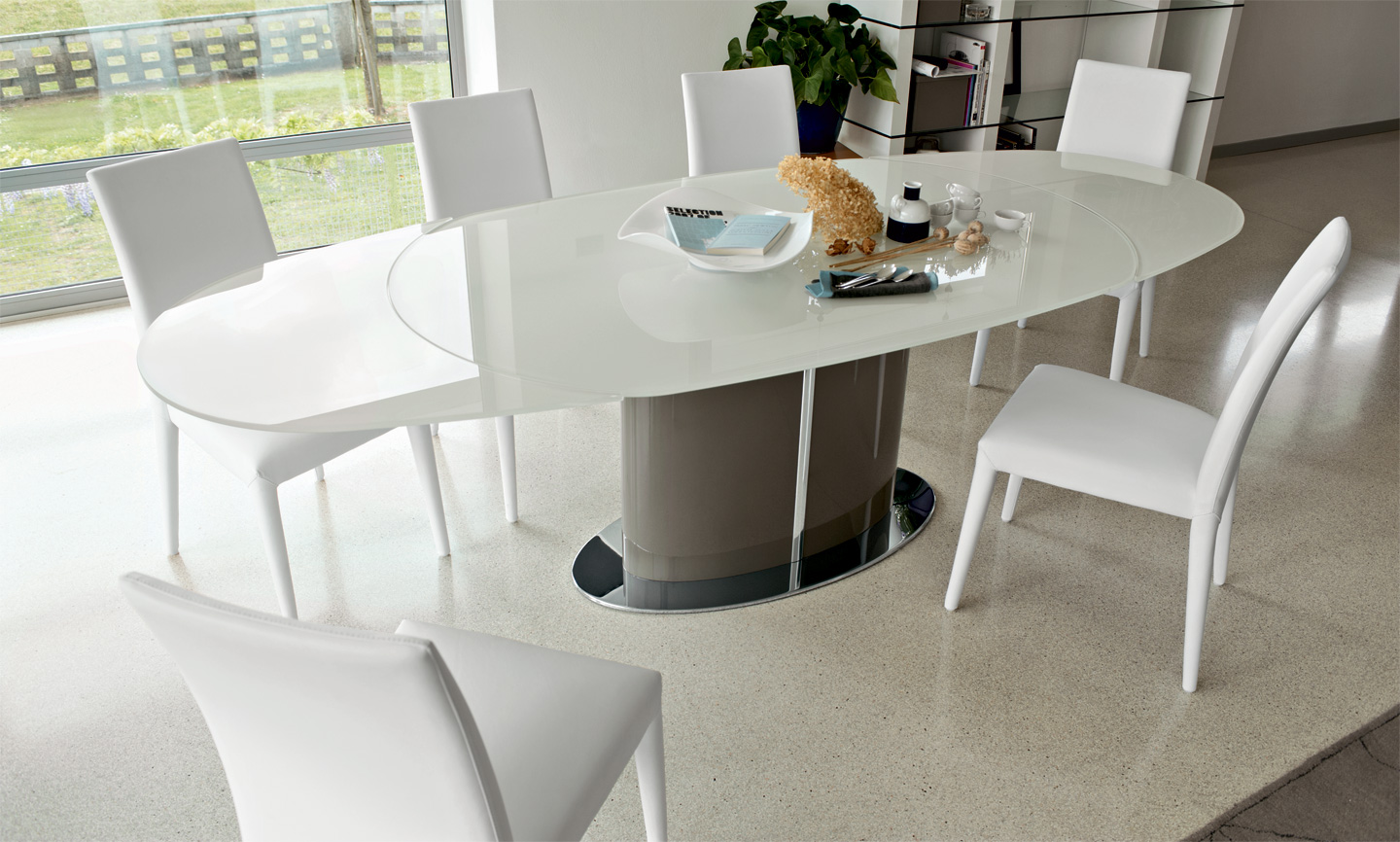 tavolo su una gamba per il minimalismo della cucina