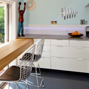 countertop bukan windowill dalam foto reka bentuk dapur