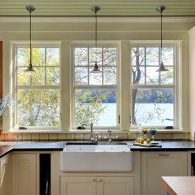 mặt bàn thay vì bệ cửa sổ trong ảnh trang trí nhà bếp