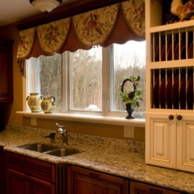countertop bukannya windowsill di pedalaman dapur