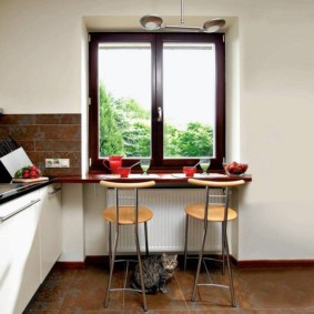 mặt bàn thay vì bệ cửa sổ trong các loại ảnh nhà bếp