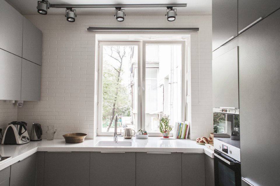 blat în loc de fereastră în ideile de design de bucătărie