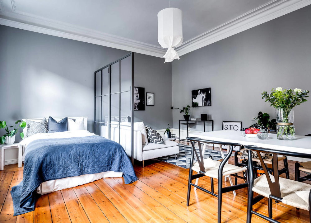 Paredes grises en apartamento de estilo escandinavo