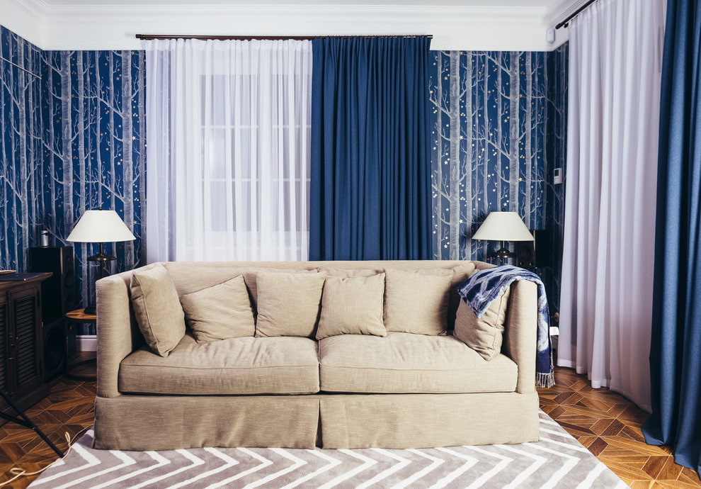 Tjocka blå gardiner i vardagsrummet med en soffa