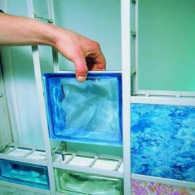 Installation of glass blocks using a plastic frame