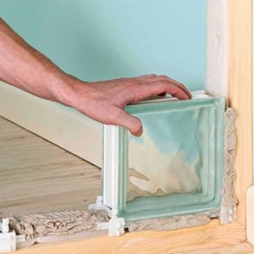 Do-it-yourself installation of a partition from glass blocks