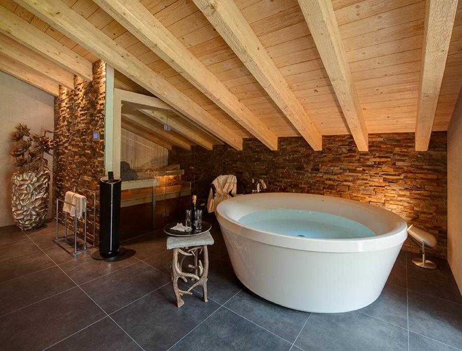 Trần phòng tắm gác mái bằng gỗ