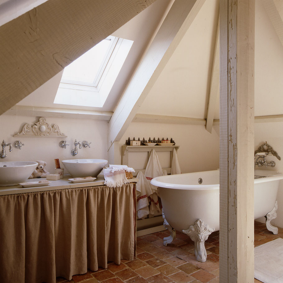 Provence stila vannas istabas interjers lauku mājas bēniņos