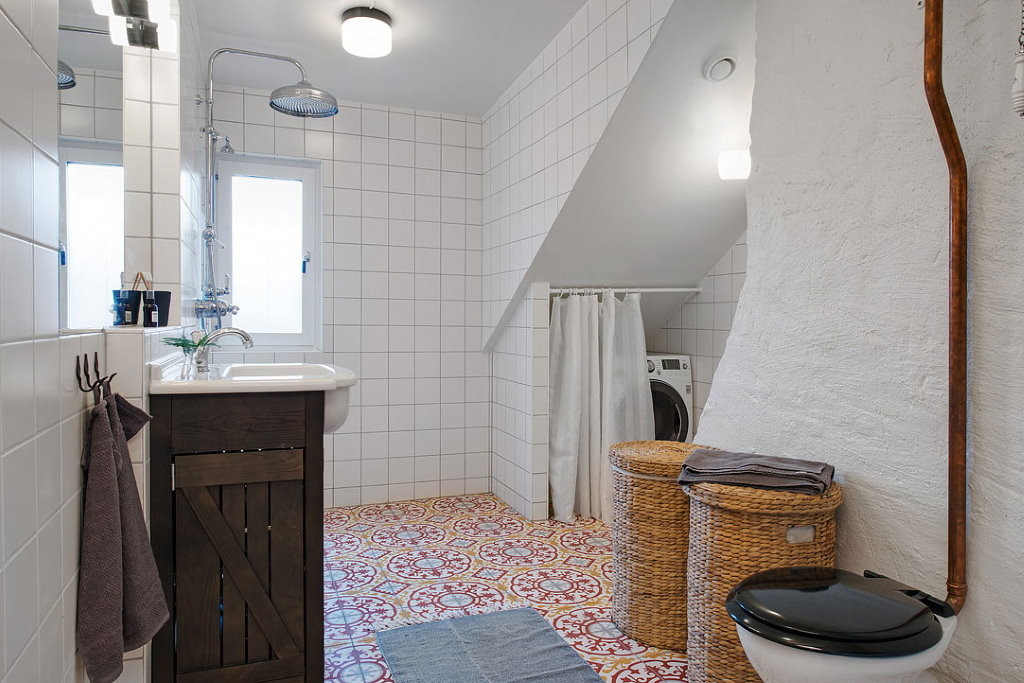 Ang banyo ng Attic sa estilo ng Scandinavian