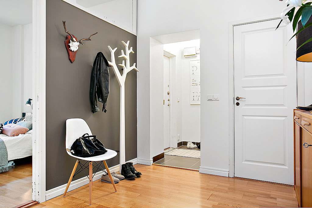 Móc áo trắng ở hành lang chống lại một bức tường màu xám