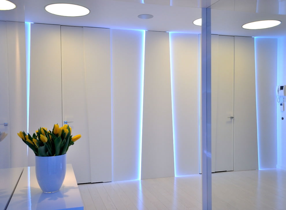 Világos folyosón egy high-tech stílusú lakásban