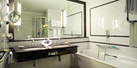 fotografie de design cu oglinzi pentru baie