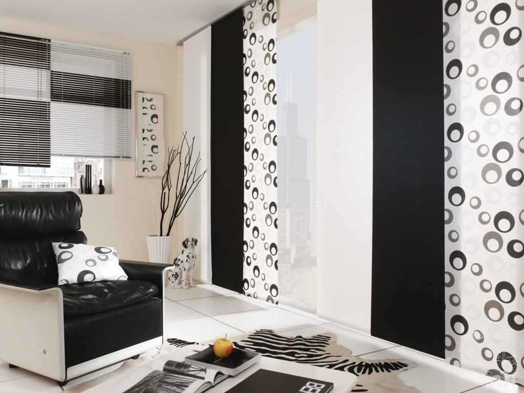 Црно-беле завесе у јапанском стилу у дневној соби