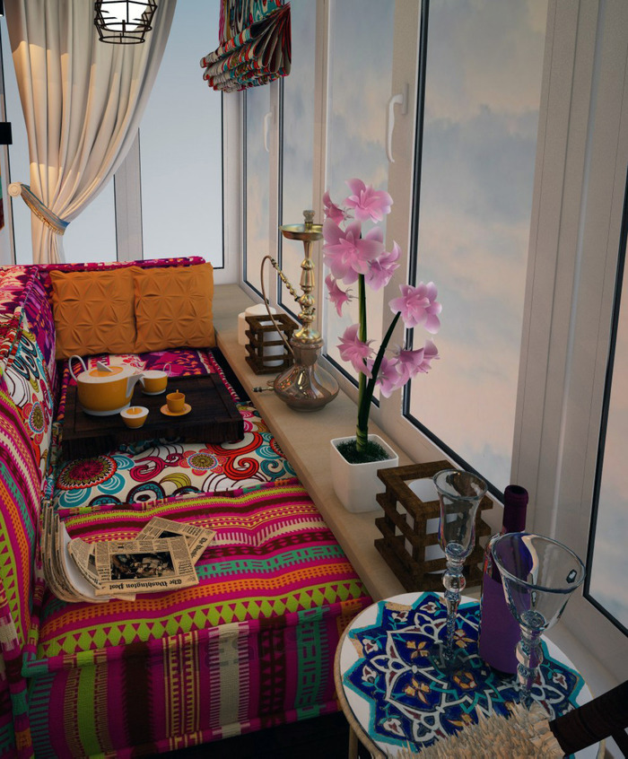 Lyse tekstiler i det indre af lejligheden balkon