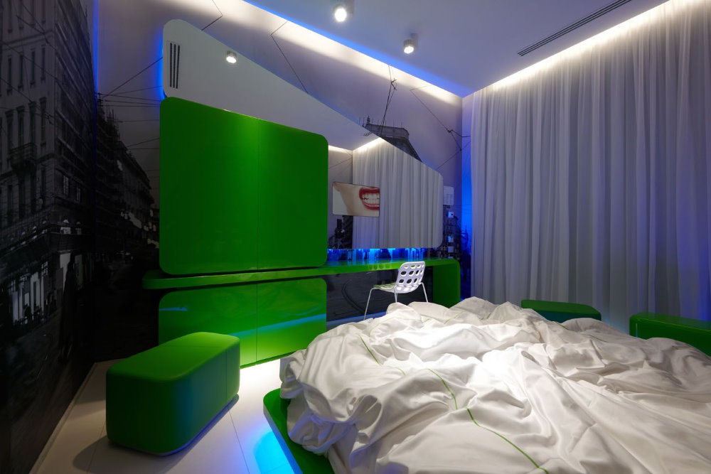 Culoare verde în interiorul unui dormitor de înaltă tehnologie