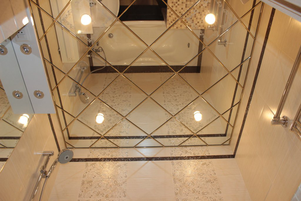 carreaux de miroir dans la salle de bain
