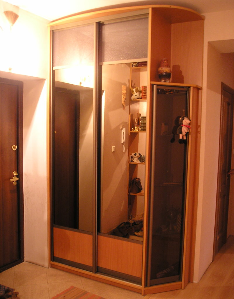 Speglad garderob i korridoren i lägenheten-Brezhnevka